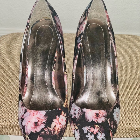 Cute, floral Rampage high heels. - Picture 4 of 5